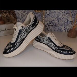 Dolce Vita Stylish Women's cream and navy Sneakers, size 10